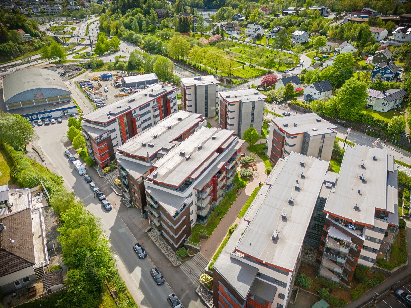 Nærmeste dagligvarebutikk er Rema 1000 på Nygård som kun er en 6 minutters gangavstand unna. Galleribilde