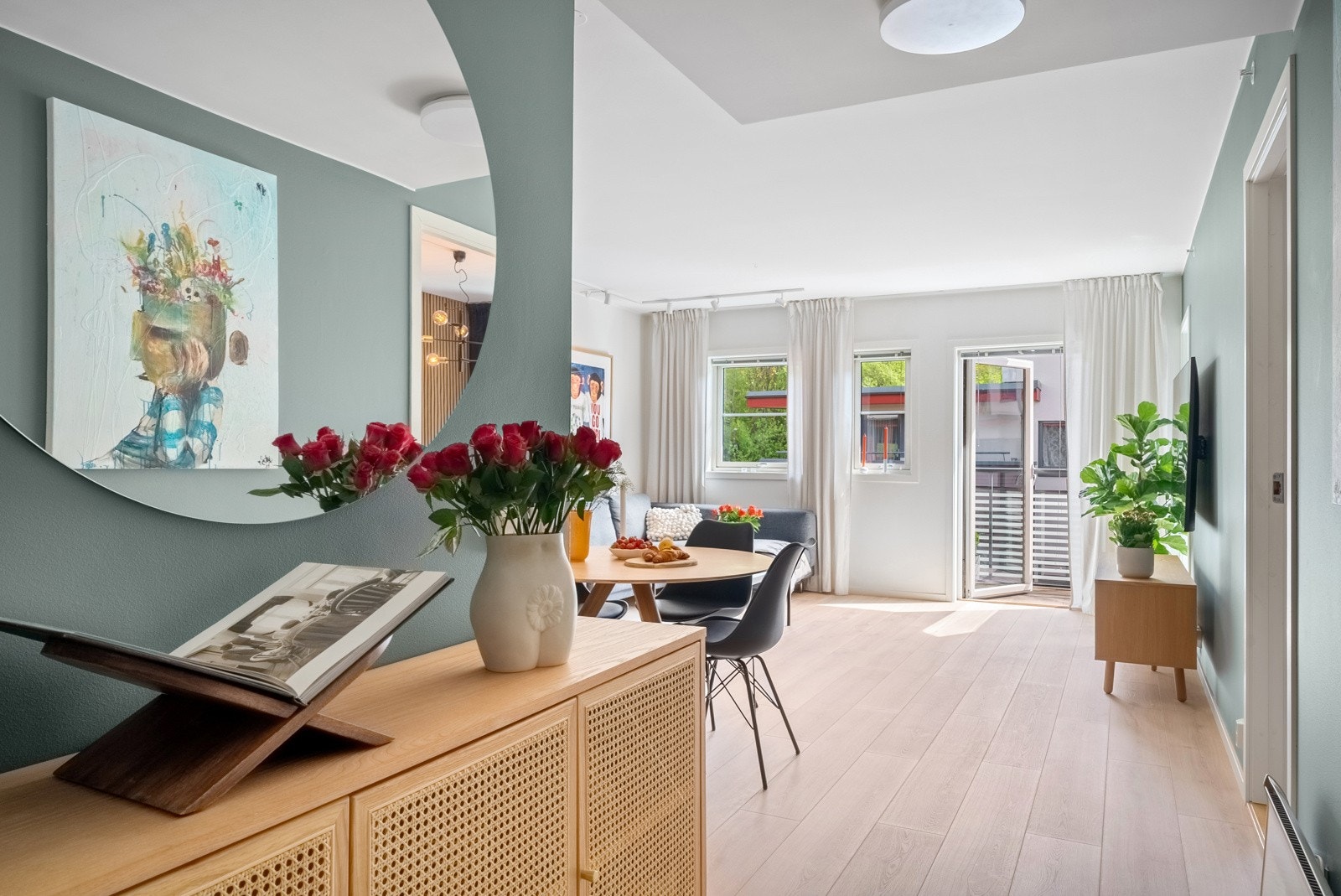 Velkommen inn! Vi starter i den romslige gangen med god plass til oppbevaring. Galleribilde