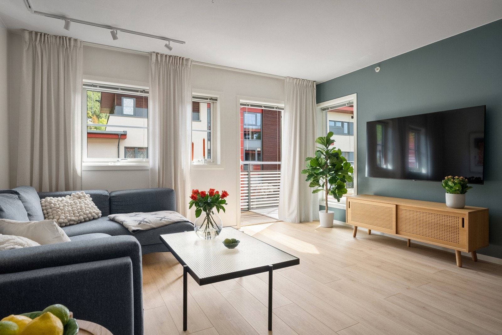 Vi beveger oss ut til balkongen som har direkte utgang fra stuen! Galleribilde