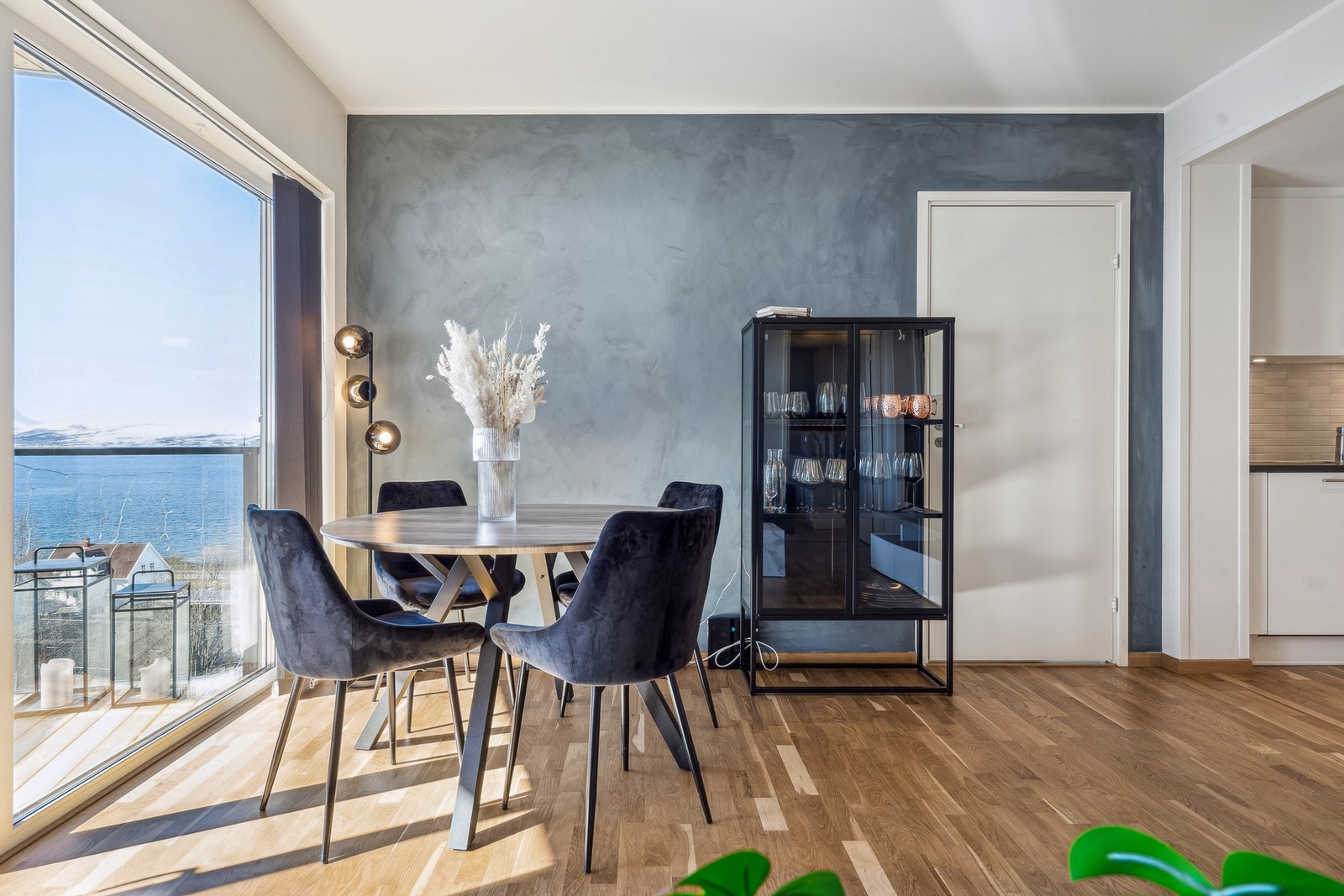 Fra stuen er det direkte utgang til en lun veranda med nydelig utsikt og gode solforhold. Galleribilde