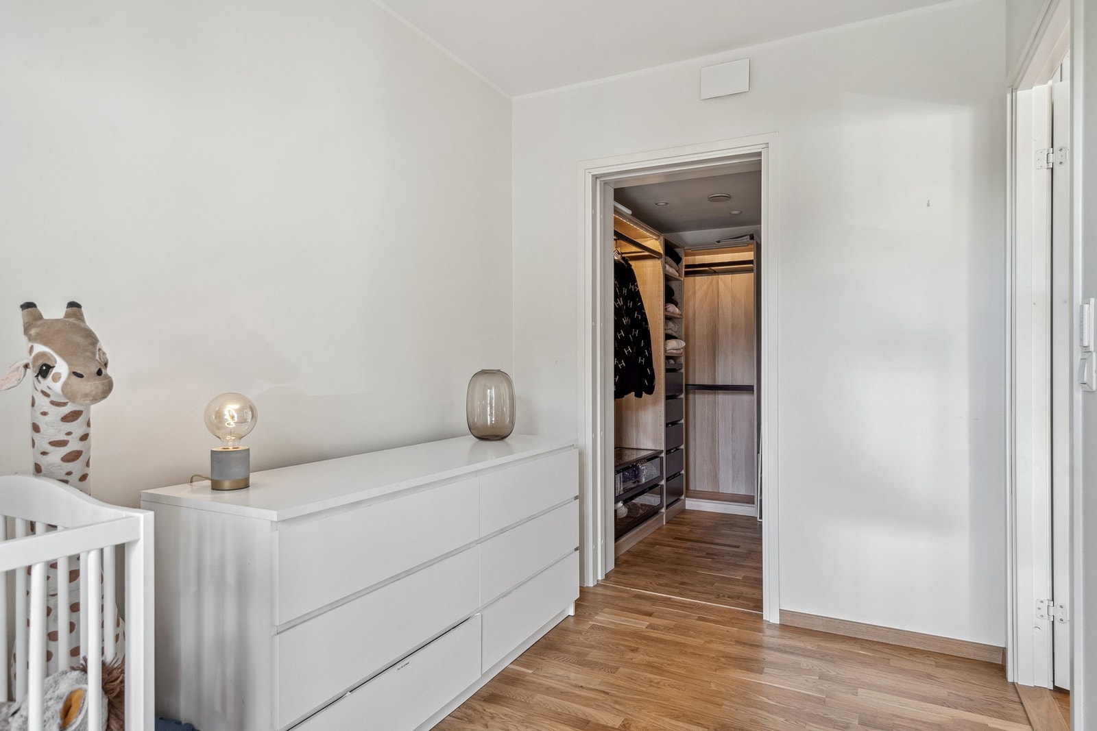 Dette soverommet har også eget walk in closet. Galleribilde
