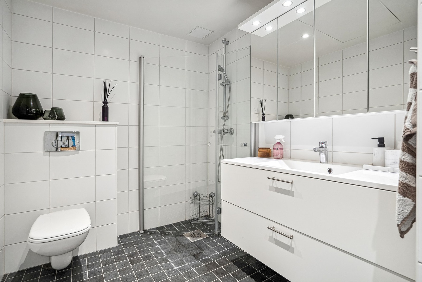 Badet har innfellbare dusjvegger for plassbesparende effekt. Galleribilde