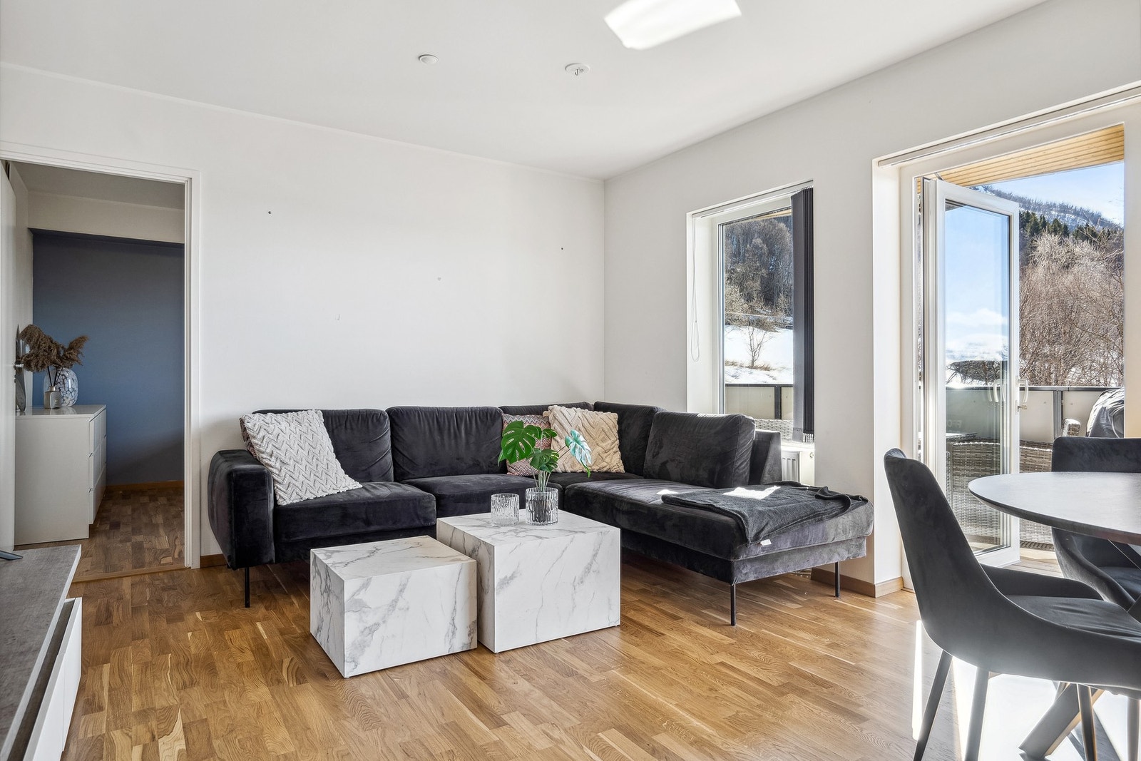 Leiligheten ligger i 3. etasje, er oppført i 2018 og har gjennomgående god og moderne standard. Galleribilde