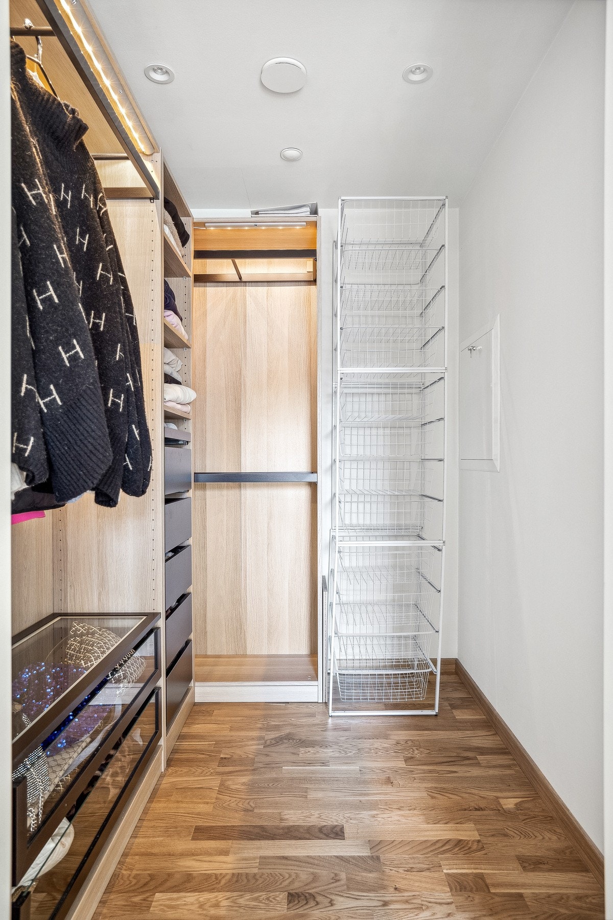 Walk in closet. Galleribilde