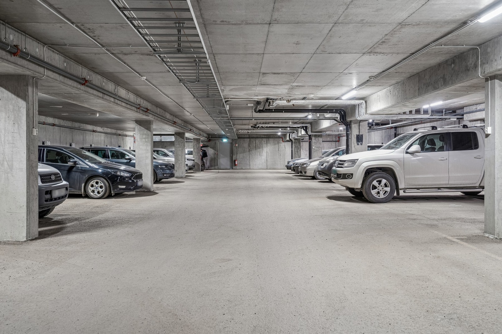 Parkering på fast plass i felles garasjeanlegg. Galleribilde