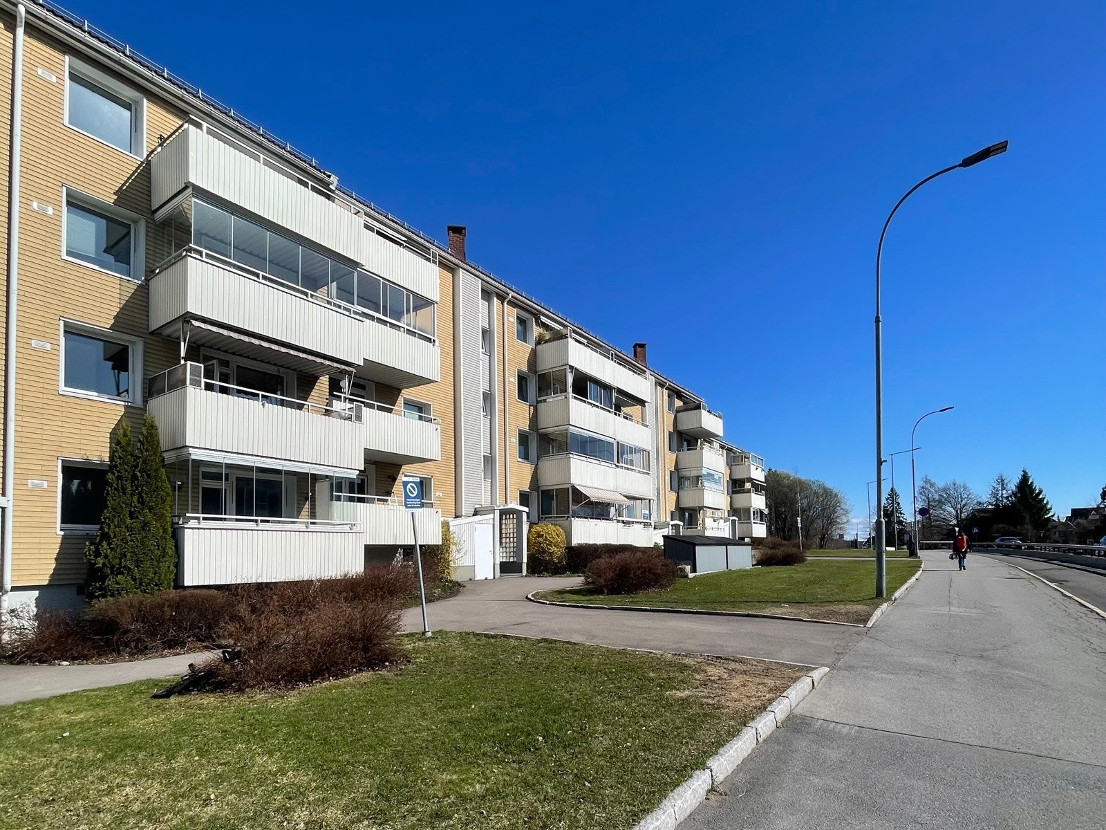 Fasade med innglasset balkong. Leiligheten ligger fint til i høy 1. etasje. Galleribilde