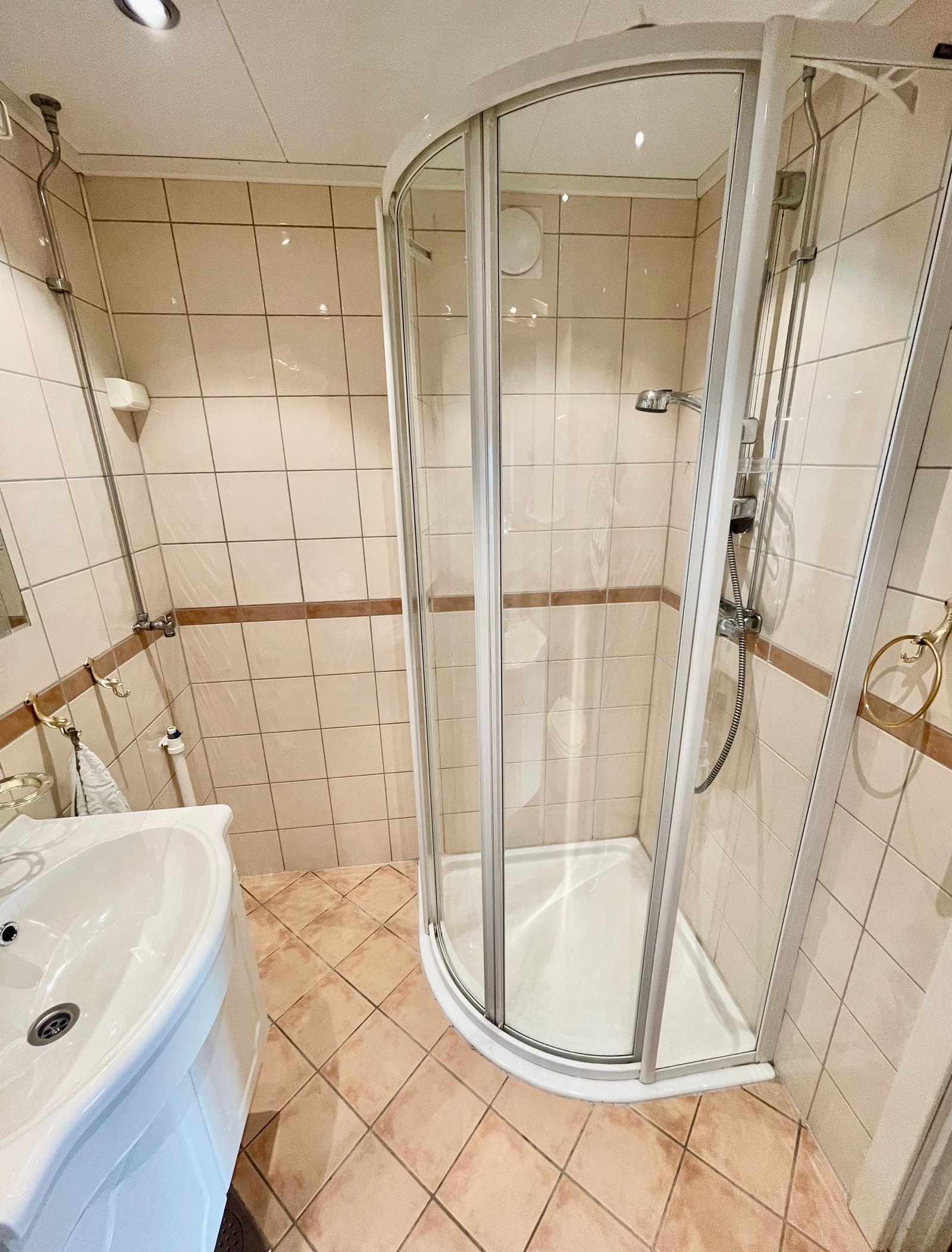 Flislagt bad renovert i regi av borettslaget (selgers foto Galleribilde