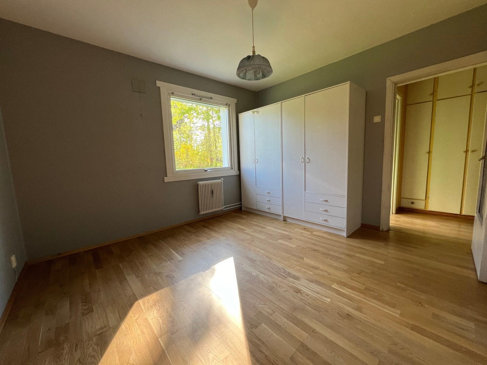Soverom med garderobeskap Galleribilde