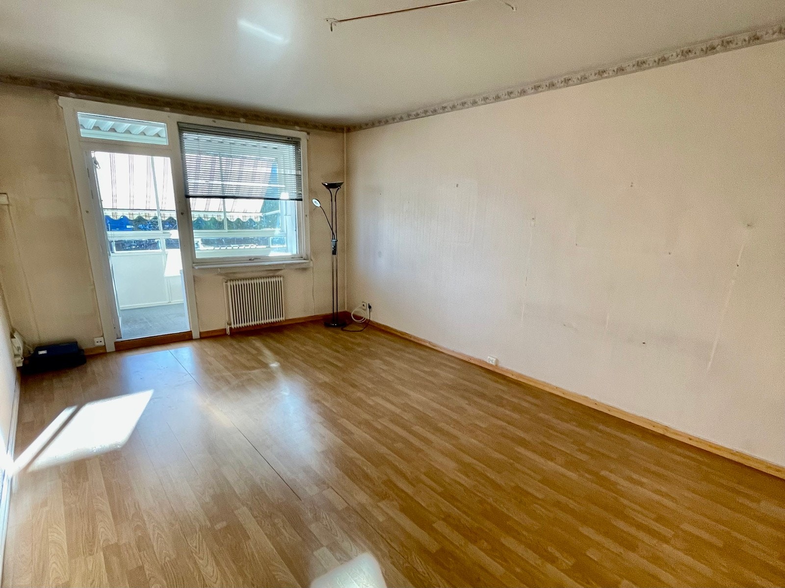Stue med utgang til innglasset balkong (selgers foto) Galleribilde