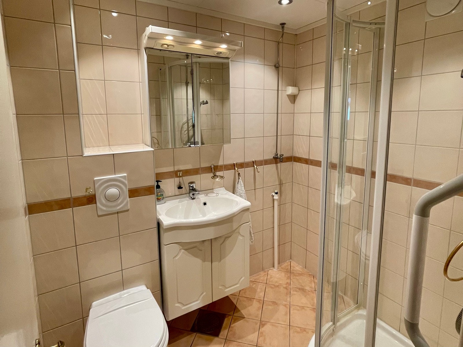Praktisk innredet bad med opplegg for vakemaskin (selgers foto) Galleribilde