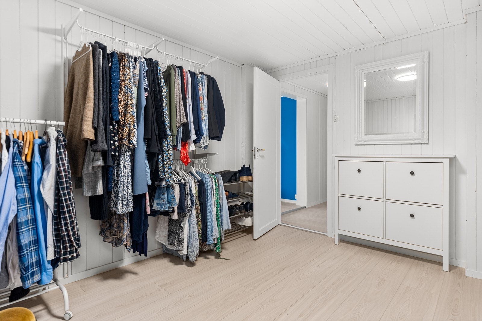Stort garderoberom som nylig er oppusset. Galleribilde