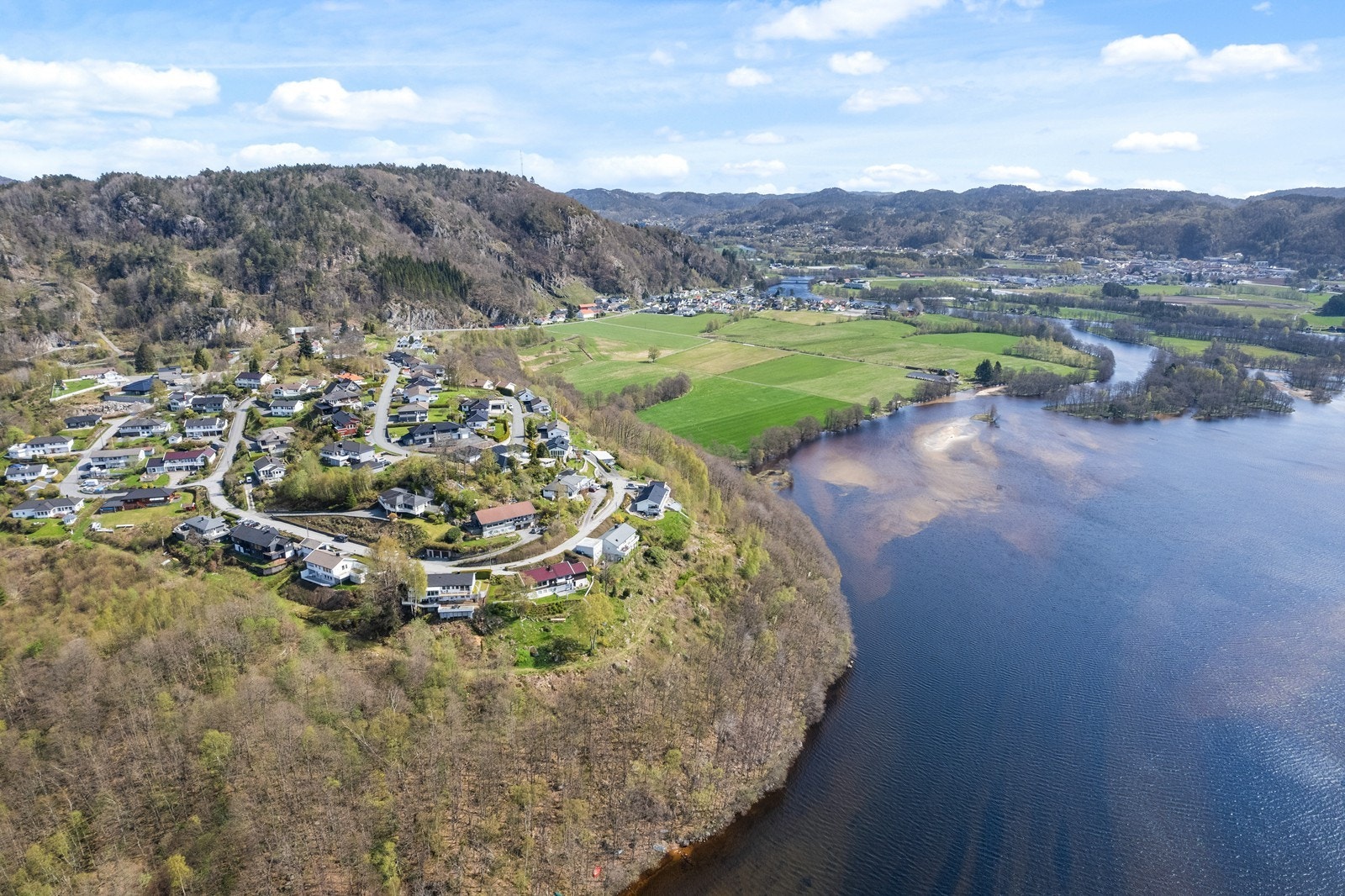 Det er en sti som går ned til fjorden. Galleribilde