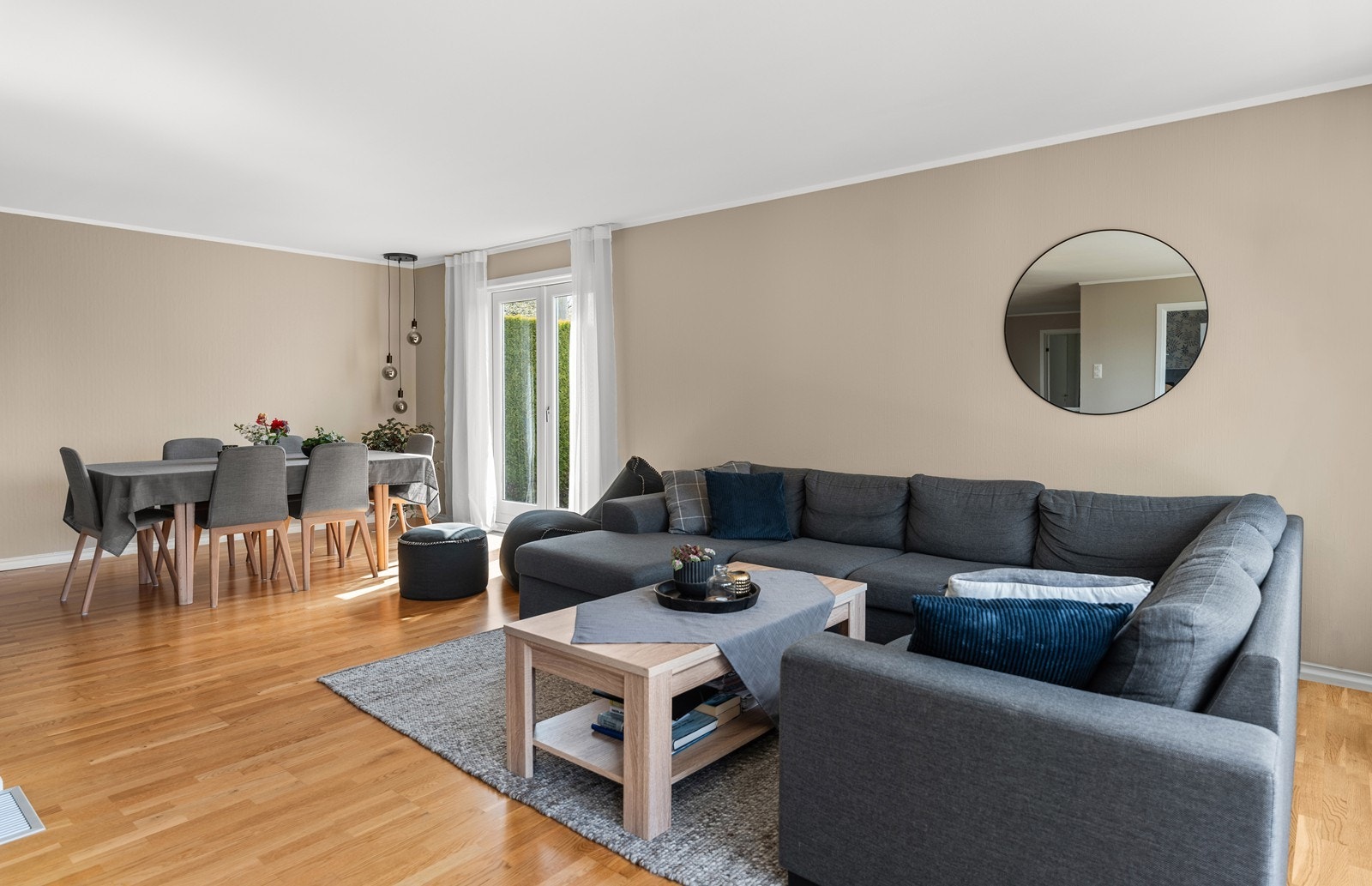 Her er plass for spisestue og sittegruppe. Galleribilde