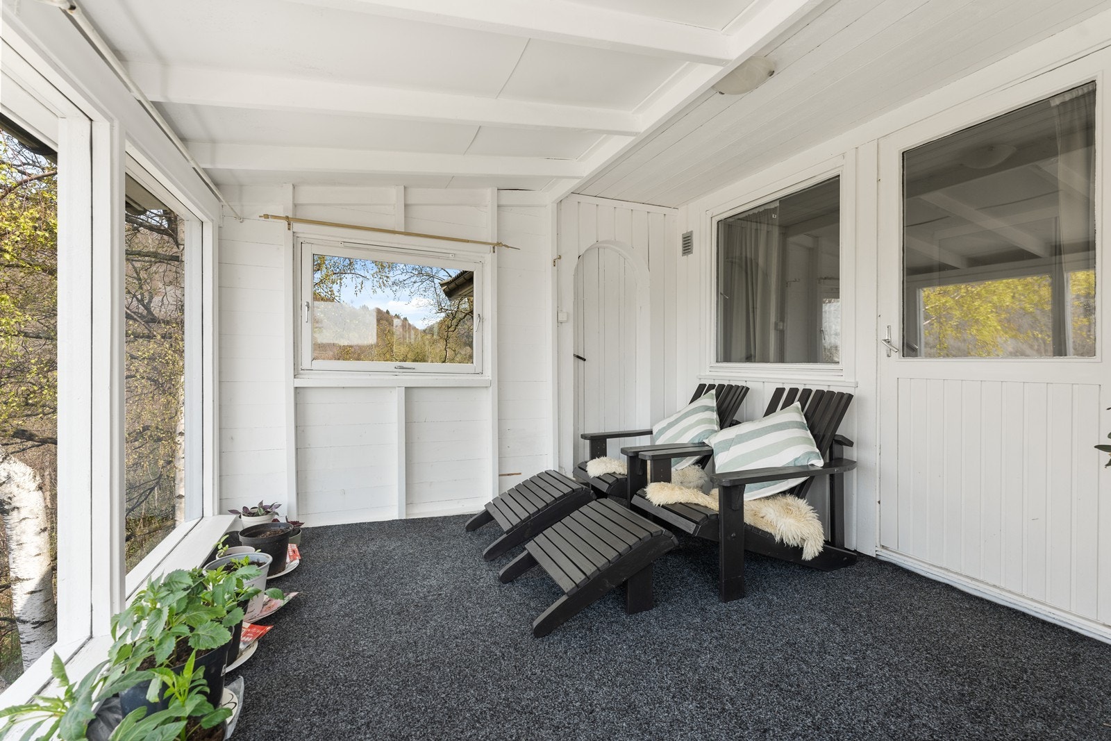 Lunt og skjermet med adkomst til hovedsoverom og veranda. Galleribilde