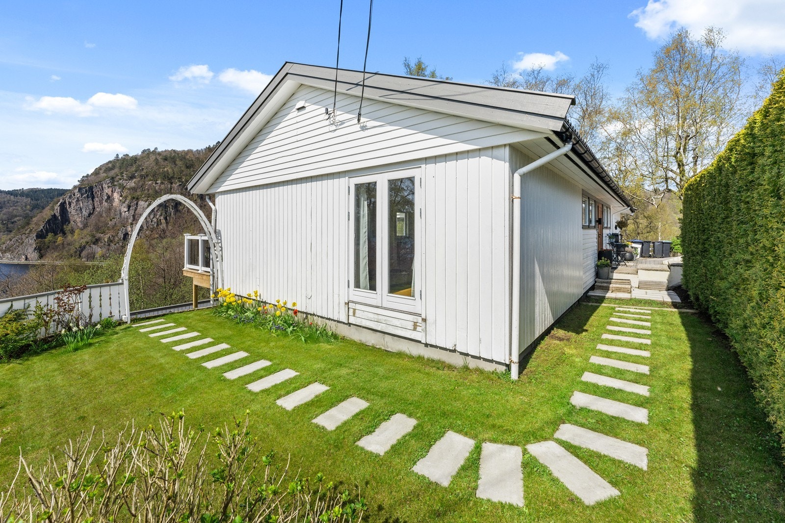 Nysådd plen med beplantning. Galleribilde