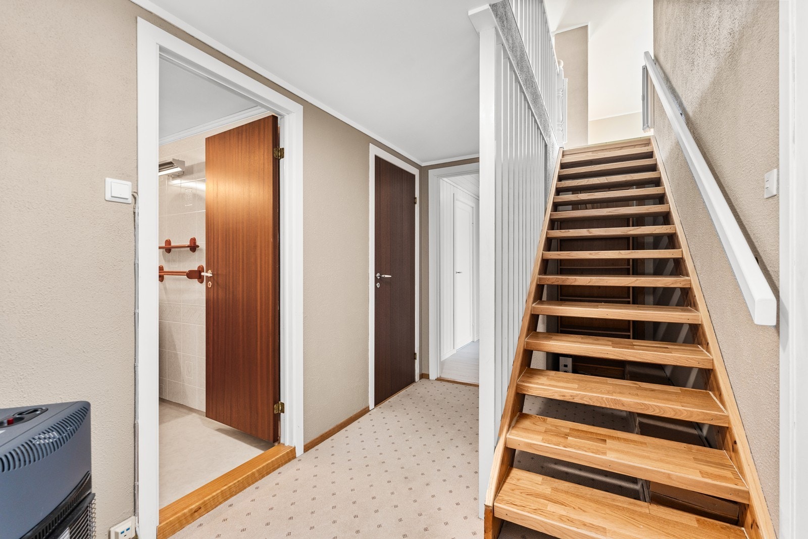 Gang med adkoms til boder, soverom, garderoberom og vaskerom. Galleribilde