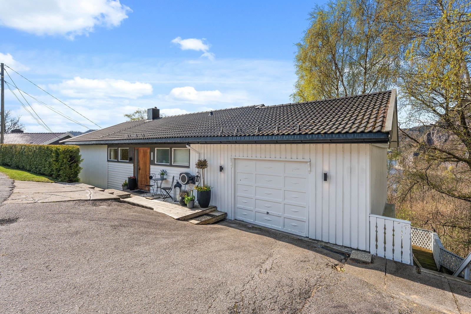 Boligen er fra 1974 og ble påbygd i 1981 med garasje. Galleribilde