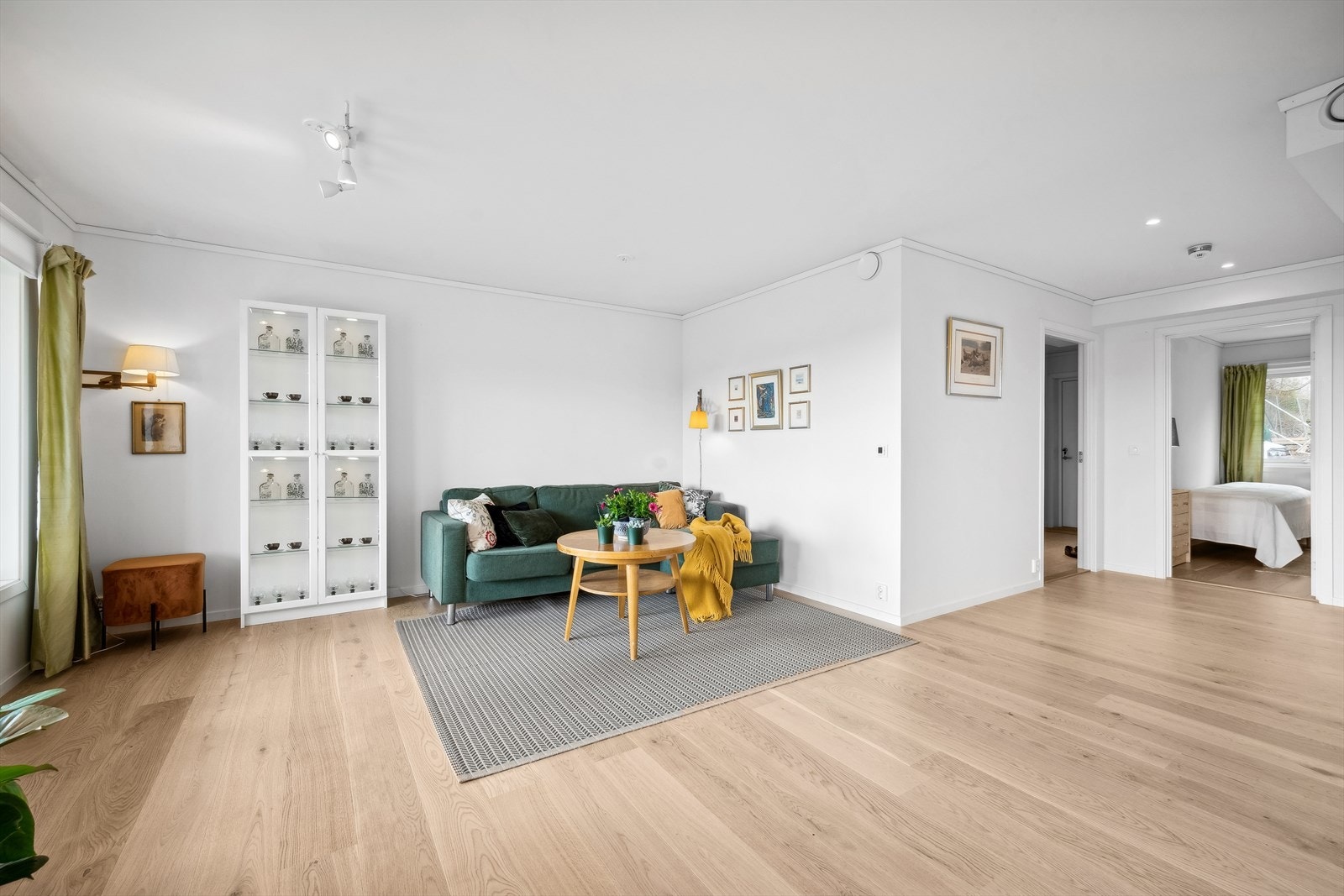 Romslig stue med store gode vindusflater Galleribilde