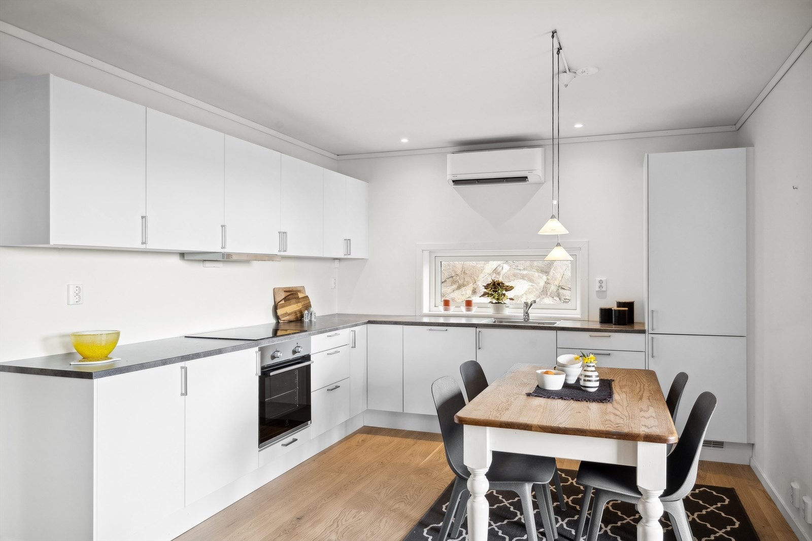 Lyst og trivelig kjøkken med åpen løsning til stuen Galleribilde