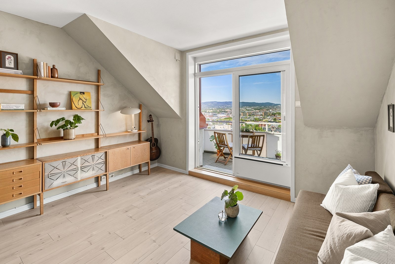 En sjarmerende 3-roms i toppetasje med idyllisk beliggenhet og fantastisk utsikt Galleribilde