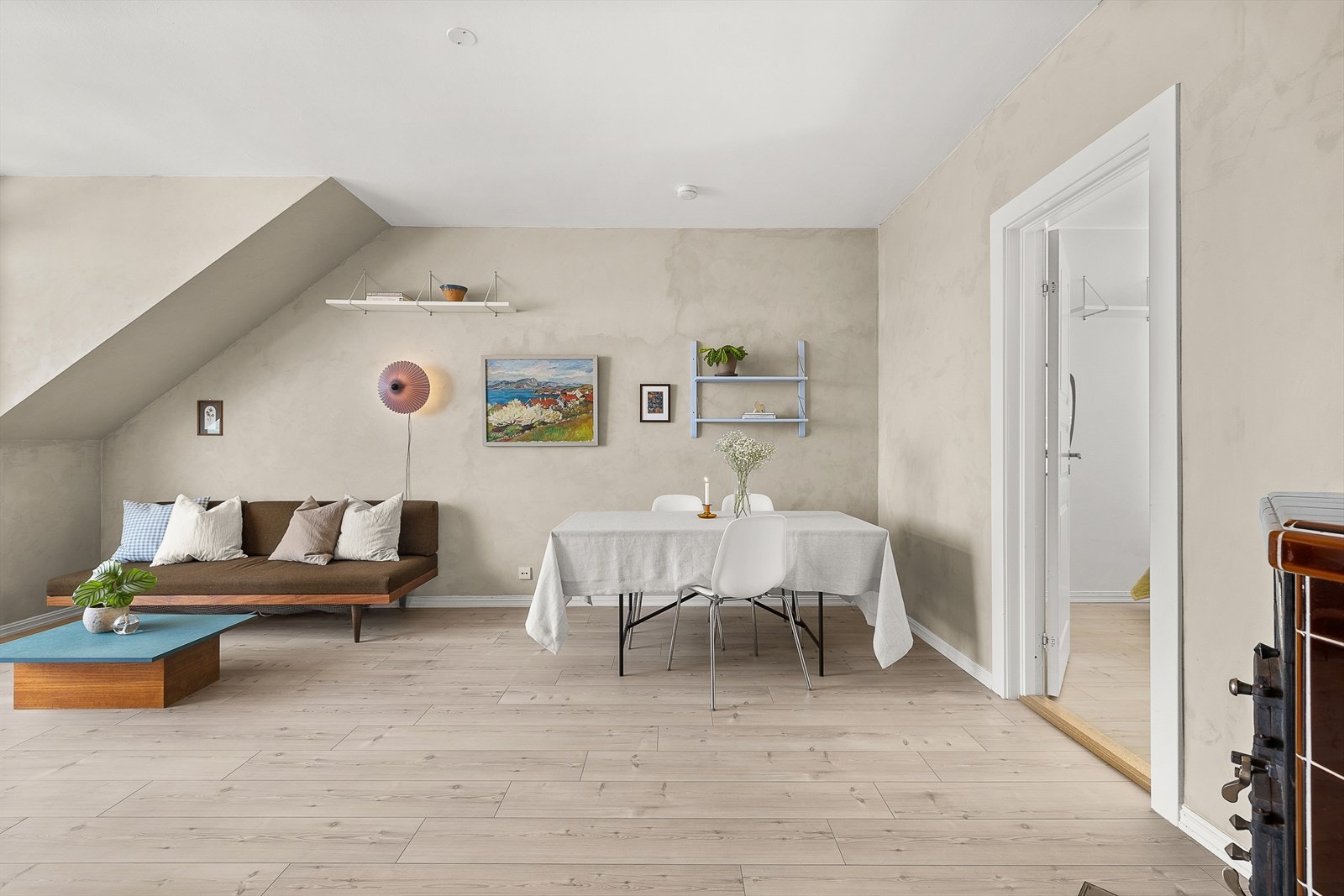 Innbydende og luftig stue med plass til flere sittegrupper Galleribilde