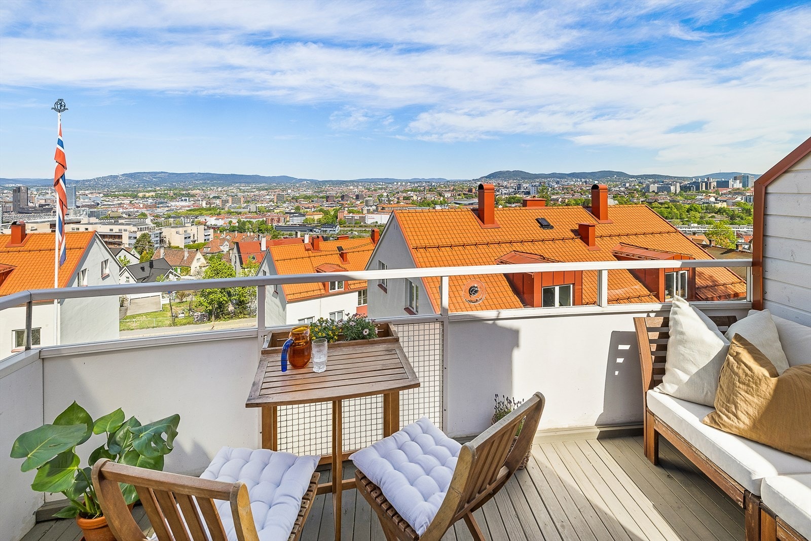 Fra stue er det adkomst til solrik nordvendt balkong med meget gode solforhold på sommerstid Galleribilde