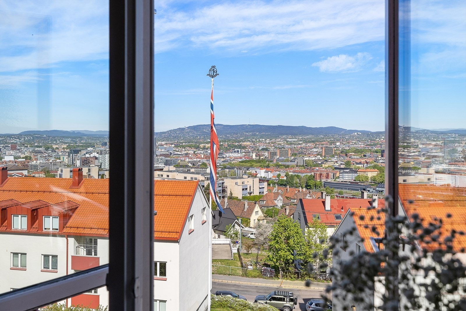 På kjøkkenet har man flott utsikt og lite innsyn Galleribilde