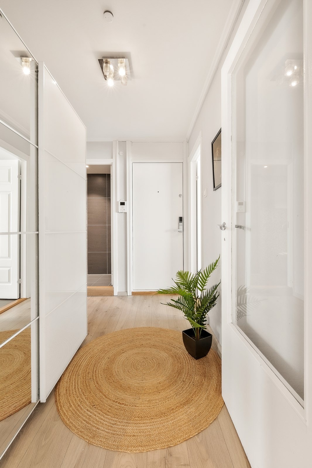 Innbydende entré med plass til skoskap og oppheng. Det medfølger også en stor skyvedørsgarderobe. Galleribilde