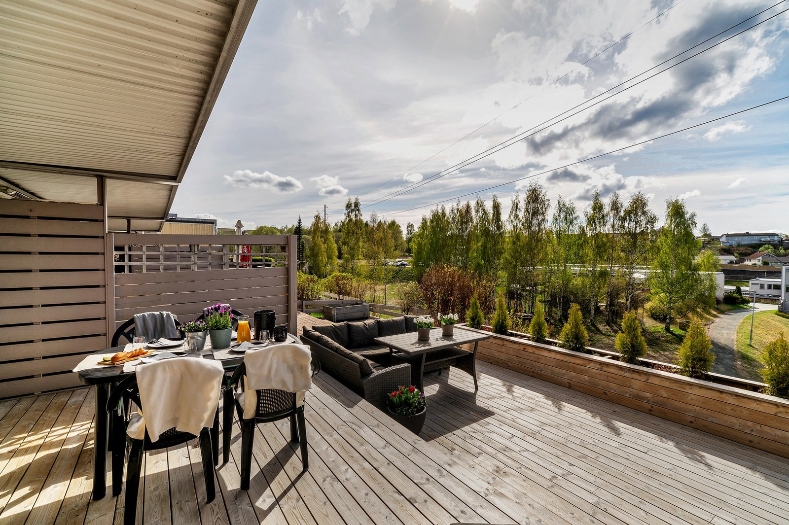 Terrassen har en fantastisk utsikt over feltet og gode solforhold. Galleribilde