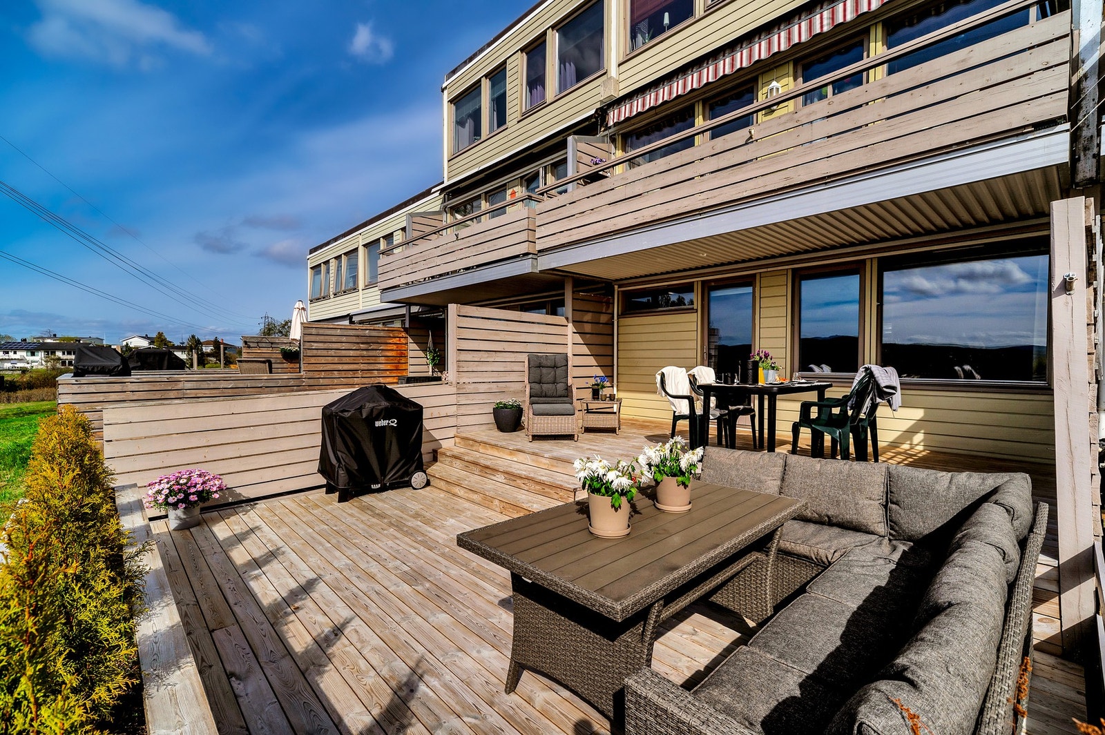 Vestvendt terrasse på 35,9m² som ble bygd i 2022 med fantastisk utsikt og nydelige solforhold. Galleribilde