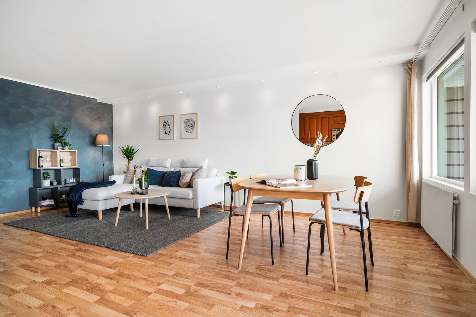 Romslig stue/kjøkkenløsning på 30,m². Galleribilde