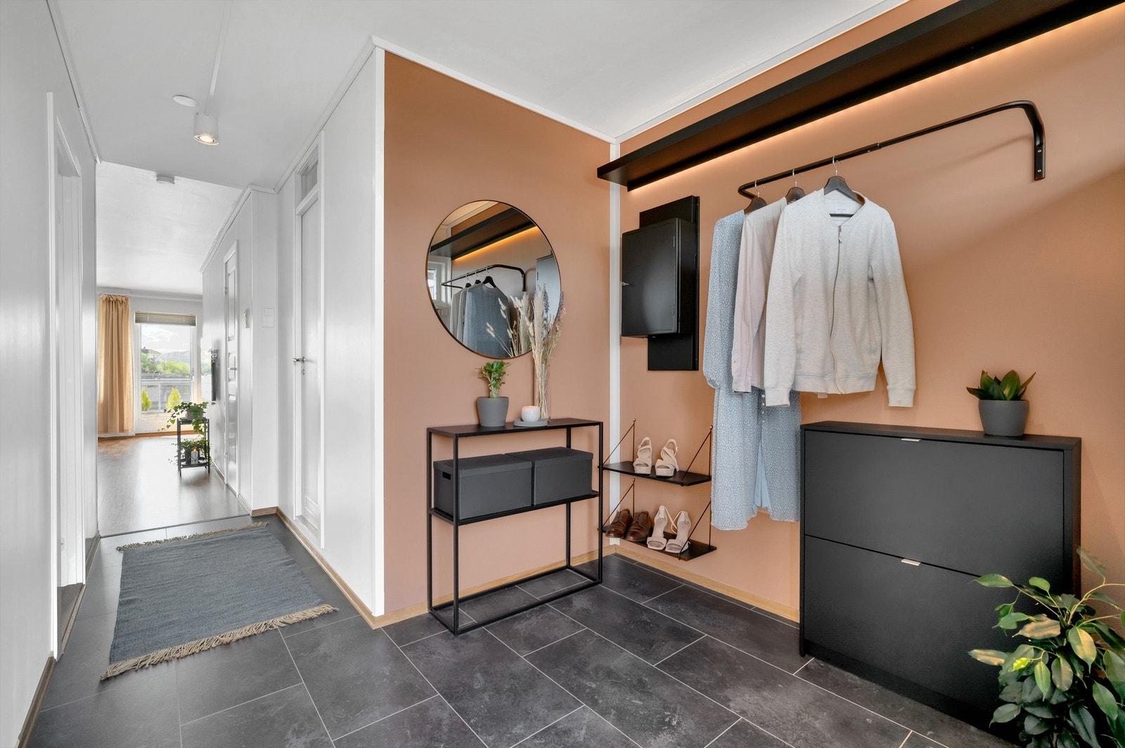 Innbydende entré på 7,3m² med plass til sko og klesheng. Galleribilde