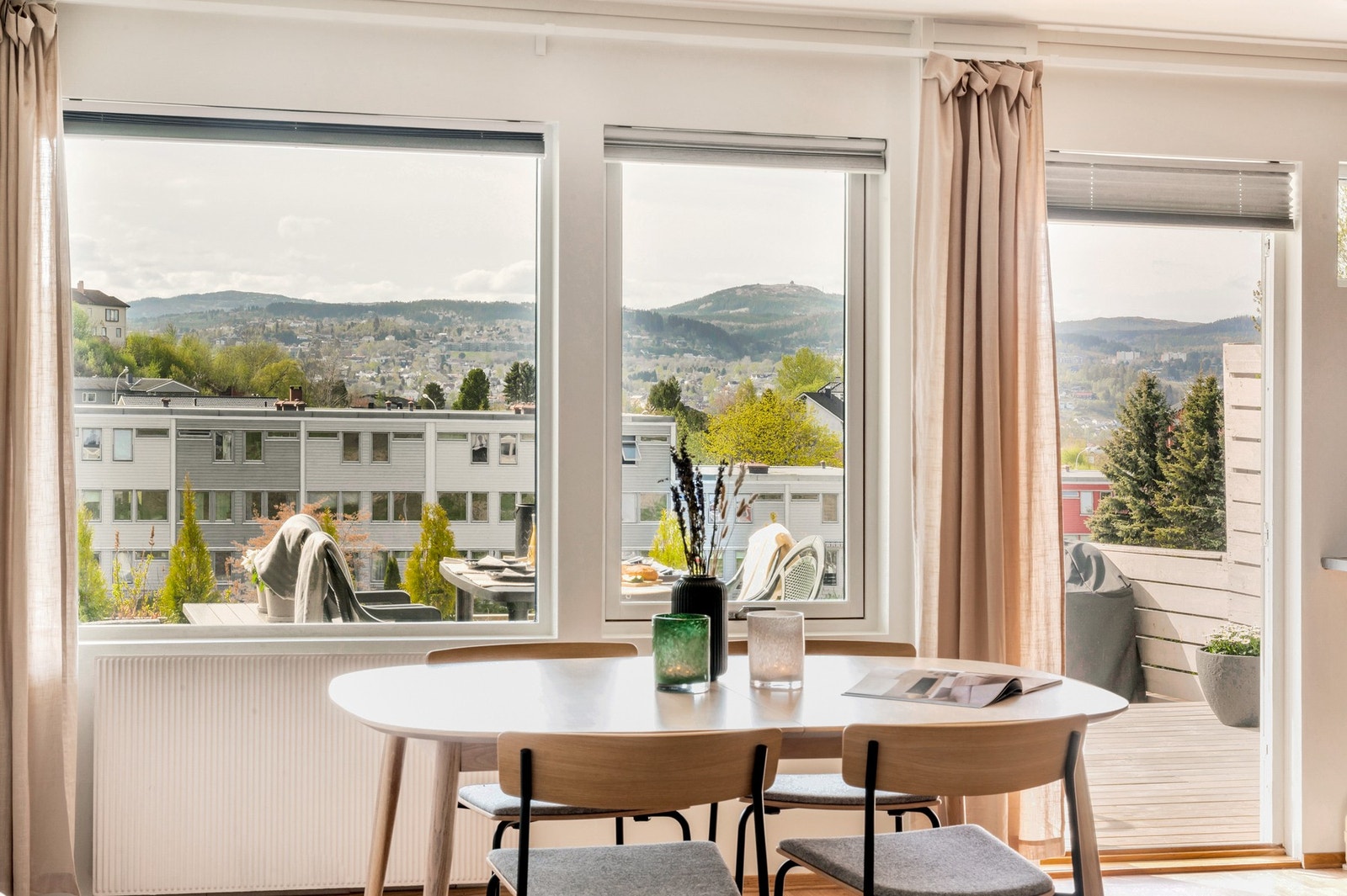 Fra stuen er det utgang til en av boligens to terrasser. Galleribilde