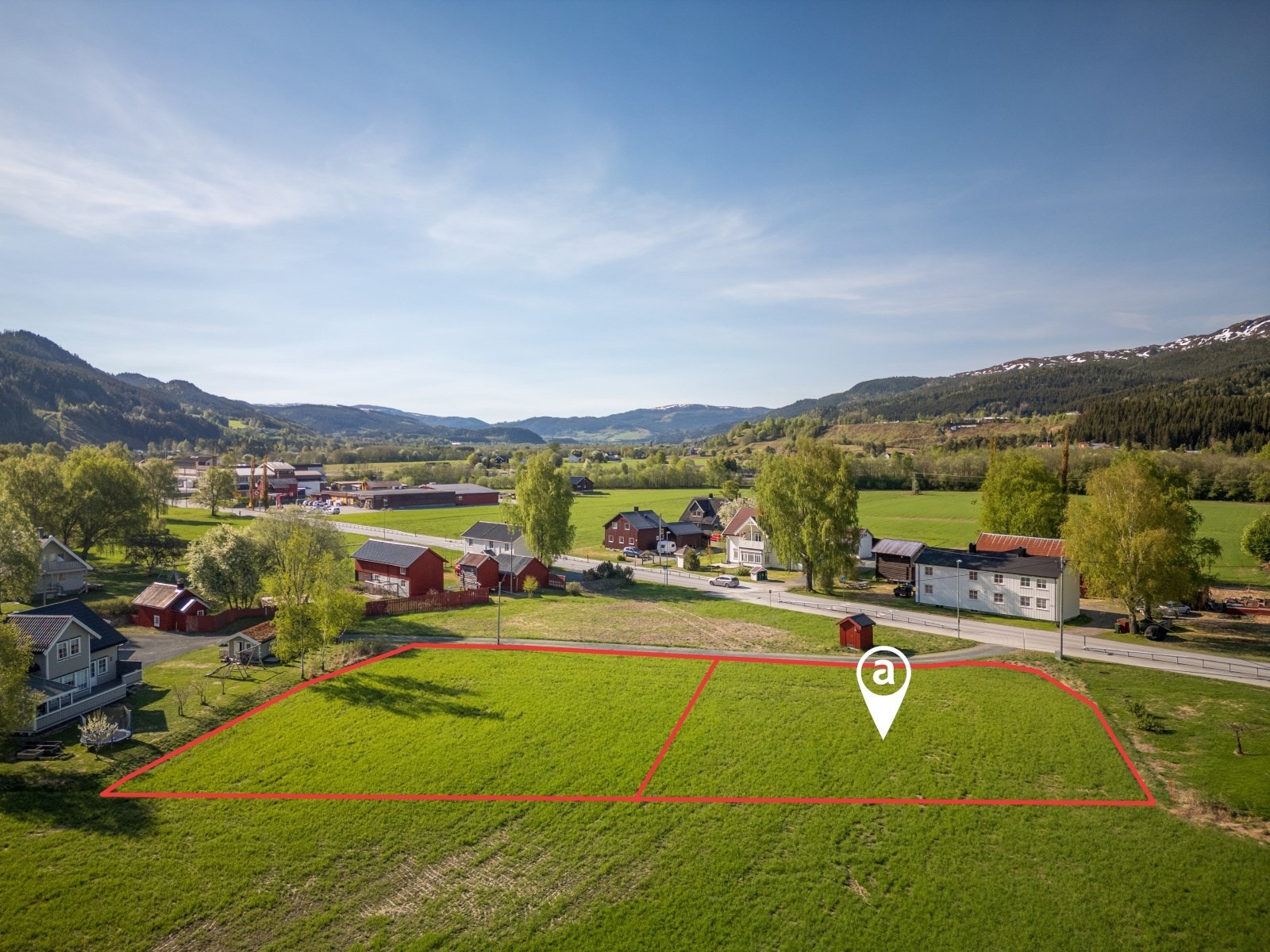 Tomten er den som er lengst vest av de to ubebygde tomtene som selges. Markeringen er omtrentlig. Galleribilde