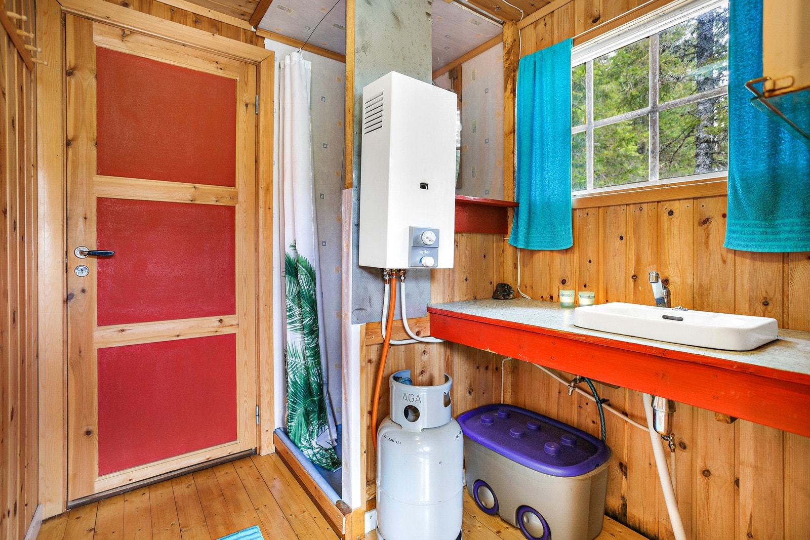 Dusjrom med vannforsyning fra sommervann Galleribilde