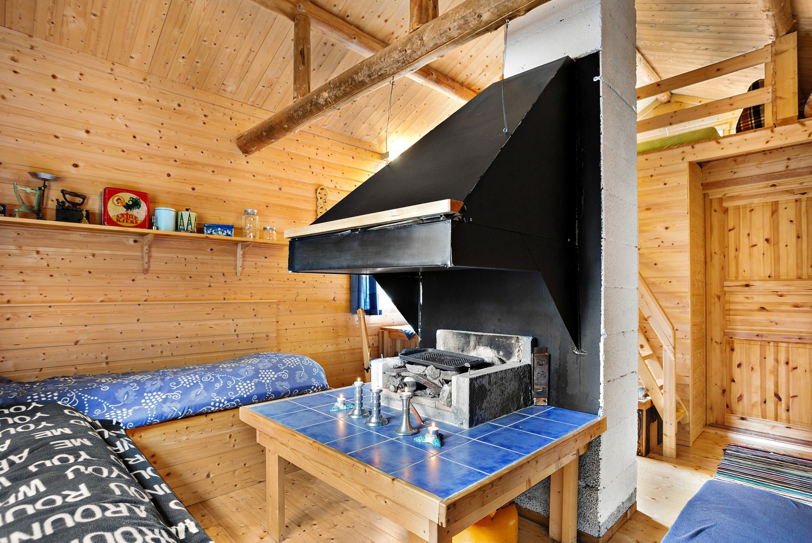 Pipe tilkoblet vedovn og åpen peis Galleribilde