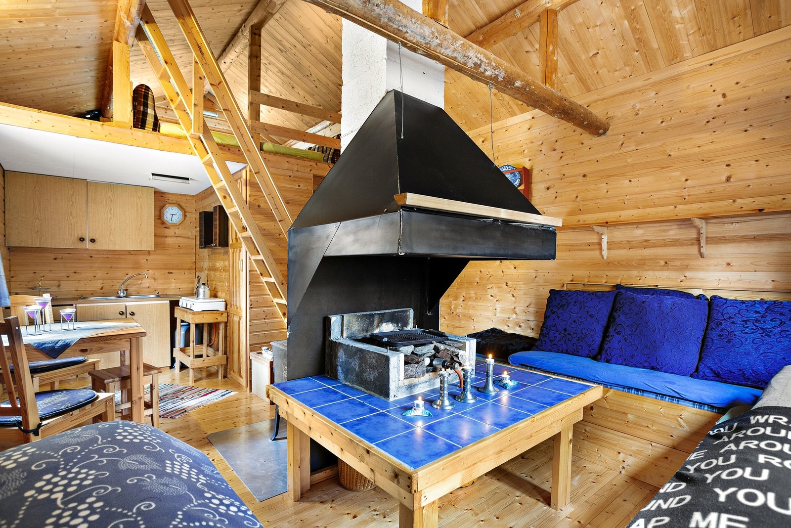 Praktisk anneks med gode bruksmuligheter. Hems med mulighet for lagring og soveplass Galleribilde