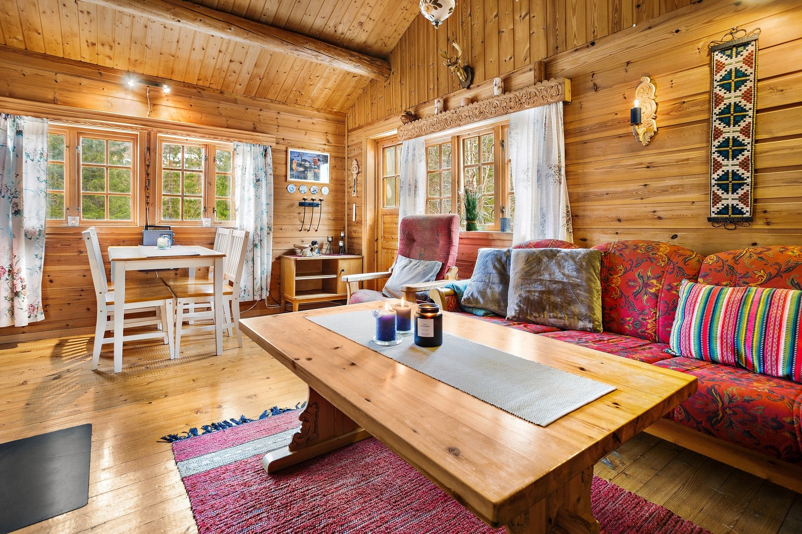 Høy himling som skaper en god romfølelse i hytta Galleribilde