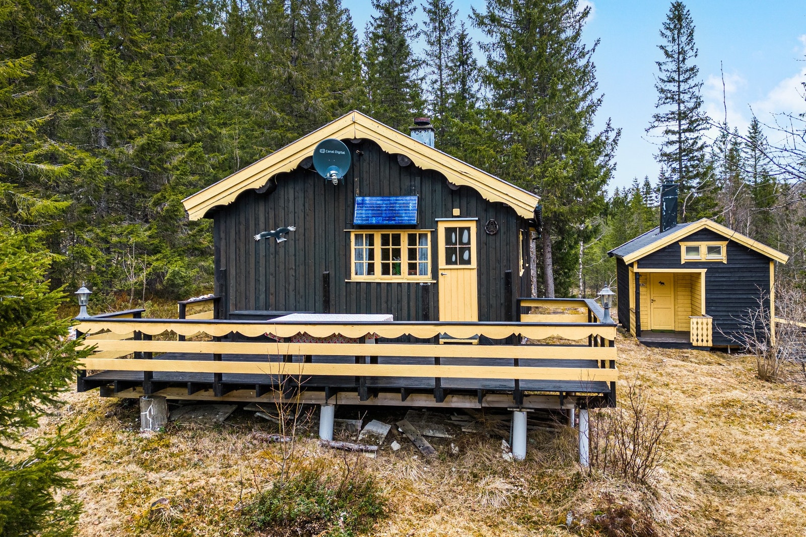 Eiendommen omfattes av hytte og anneks Galleribilde