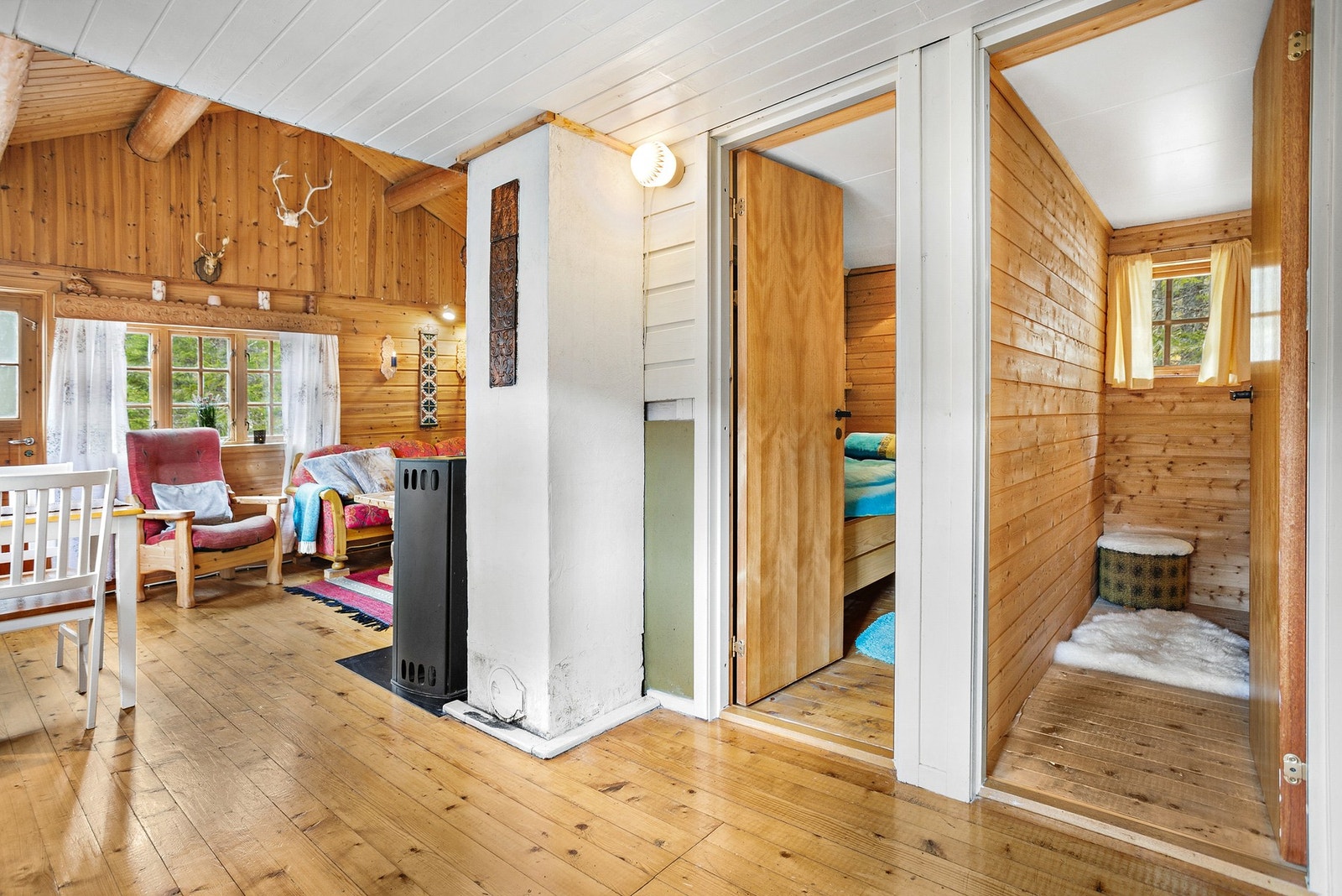 Hytta består av entré/gang, stue, kjøkken, 3 soverom, 2 boder, dusjrom og utedo Galleribilde