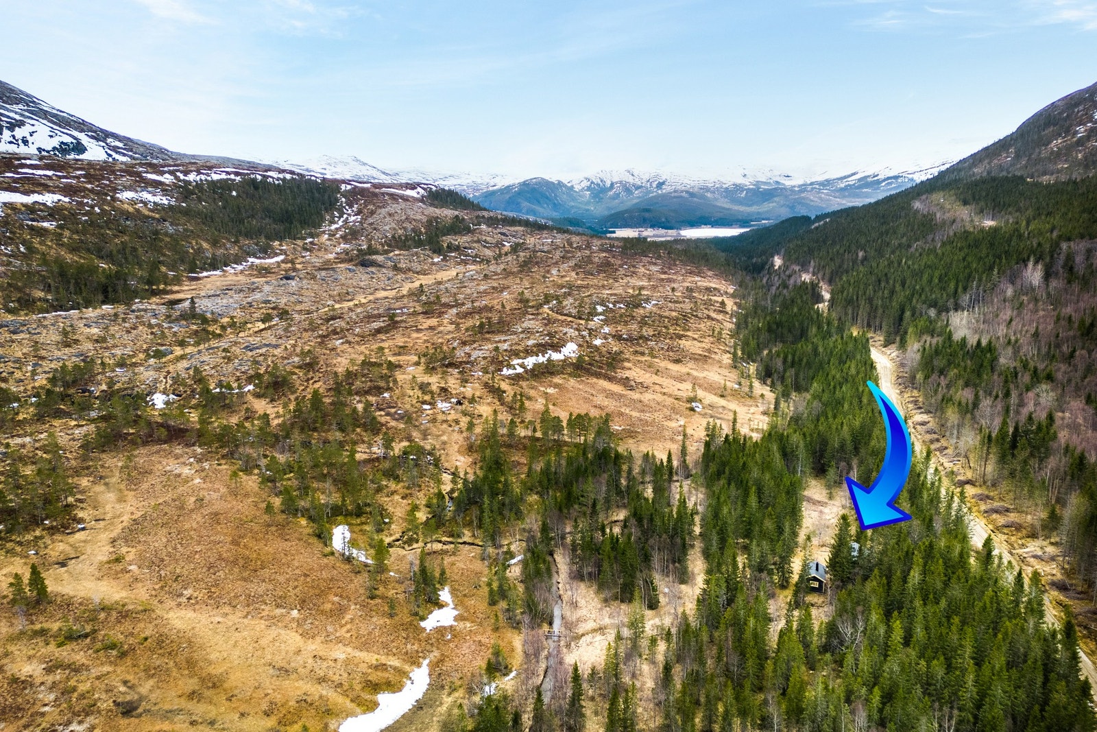 Eiendommen ligger i Åbygda i Bindal kommune. Med ca 21,8 km i avstand og 24 min kjøring øst for Terråk Galleribilde