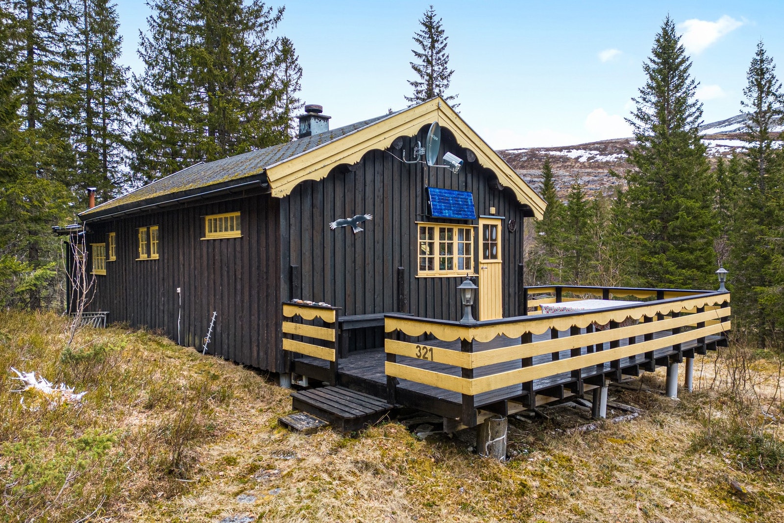 Hytta får strømforsyning fra solcelle og aggregat fra eget bygg som gir 230 v strøm til hytte og anneks Galleribilde