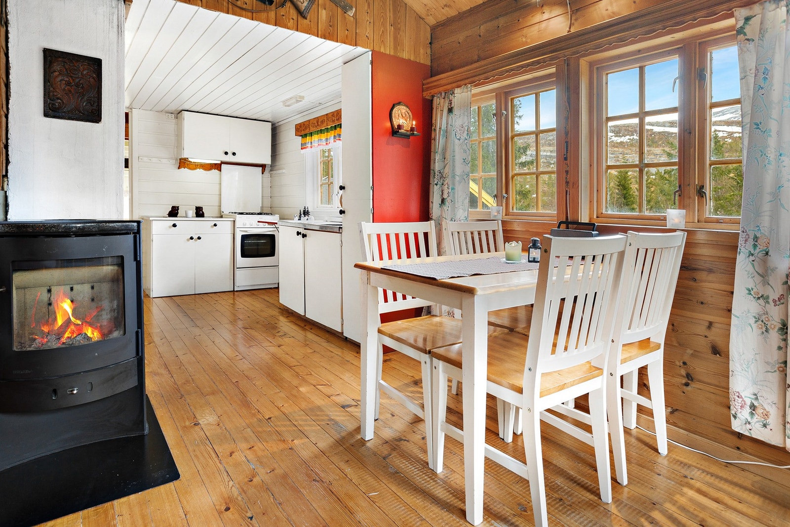 Spisegruppen gir en fin overgang fra stue til kjøkken Galleribilde