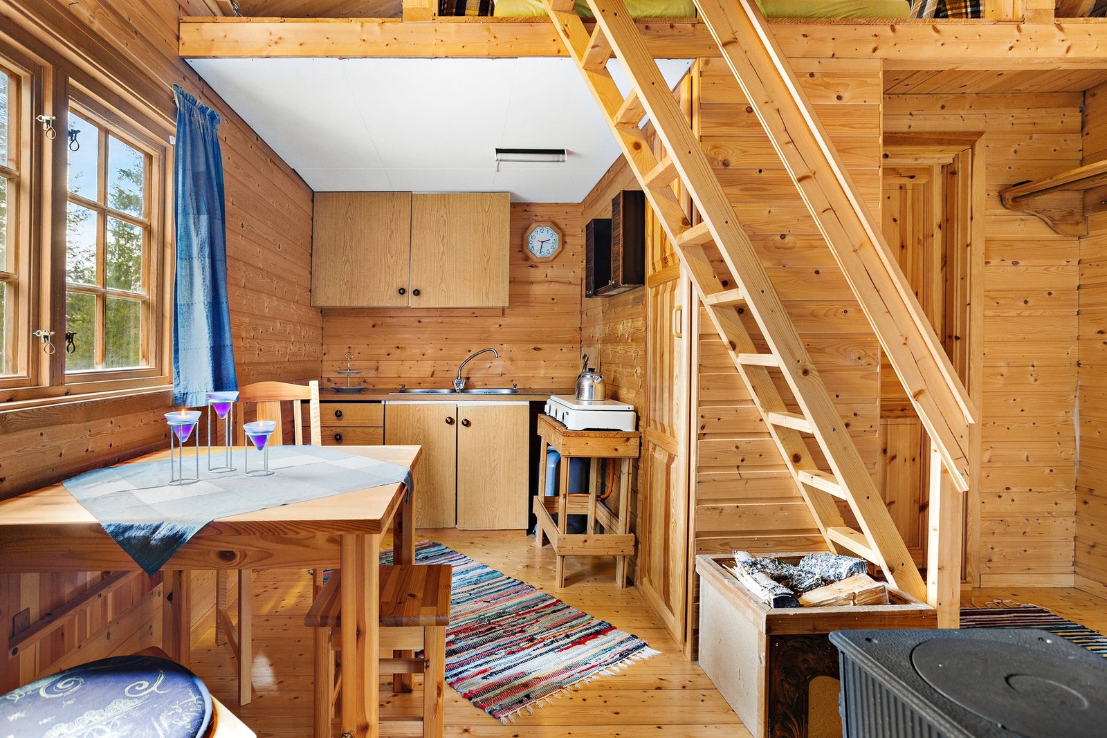 Panelte vegger og himling som tilfører det koselige hyttepreget Galleribilde