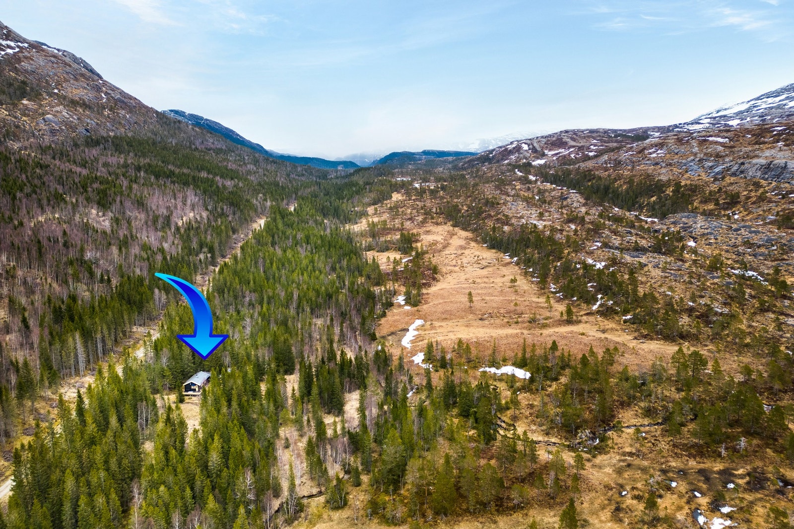 Hytta ligger om lag 3,1 kilometer fra Bruvollveien og i retning Urvolla Galleribilde