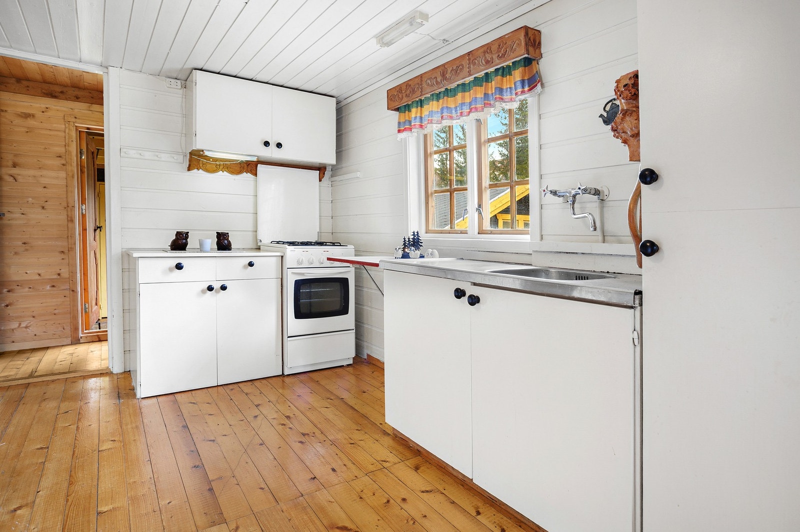 Kjøkken med enkel standard, velholdt og i god stand Galleribilde