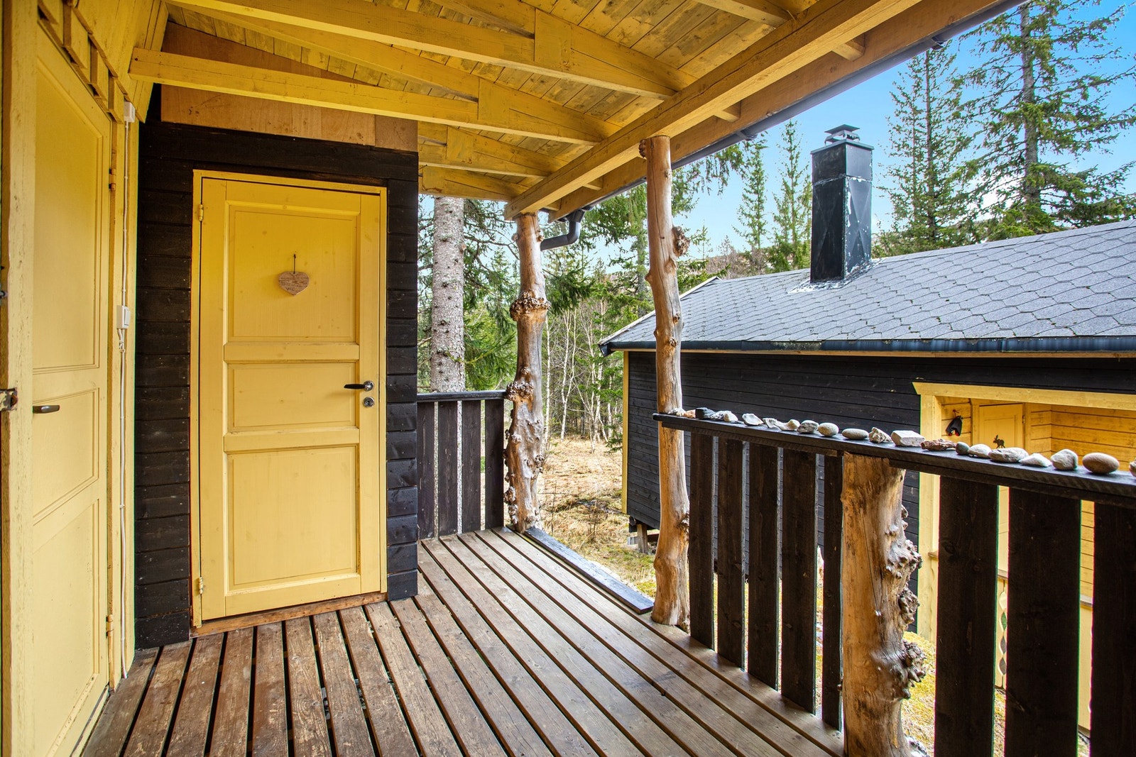 Bod, dusjrom og utedo med utvendig tilkomst, like ved inngangen til øvrig hytte Galleribilde