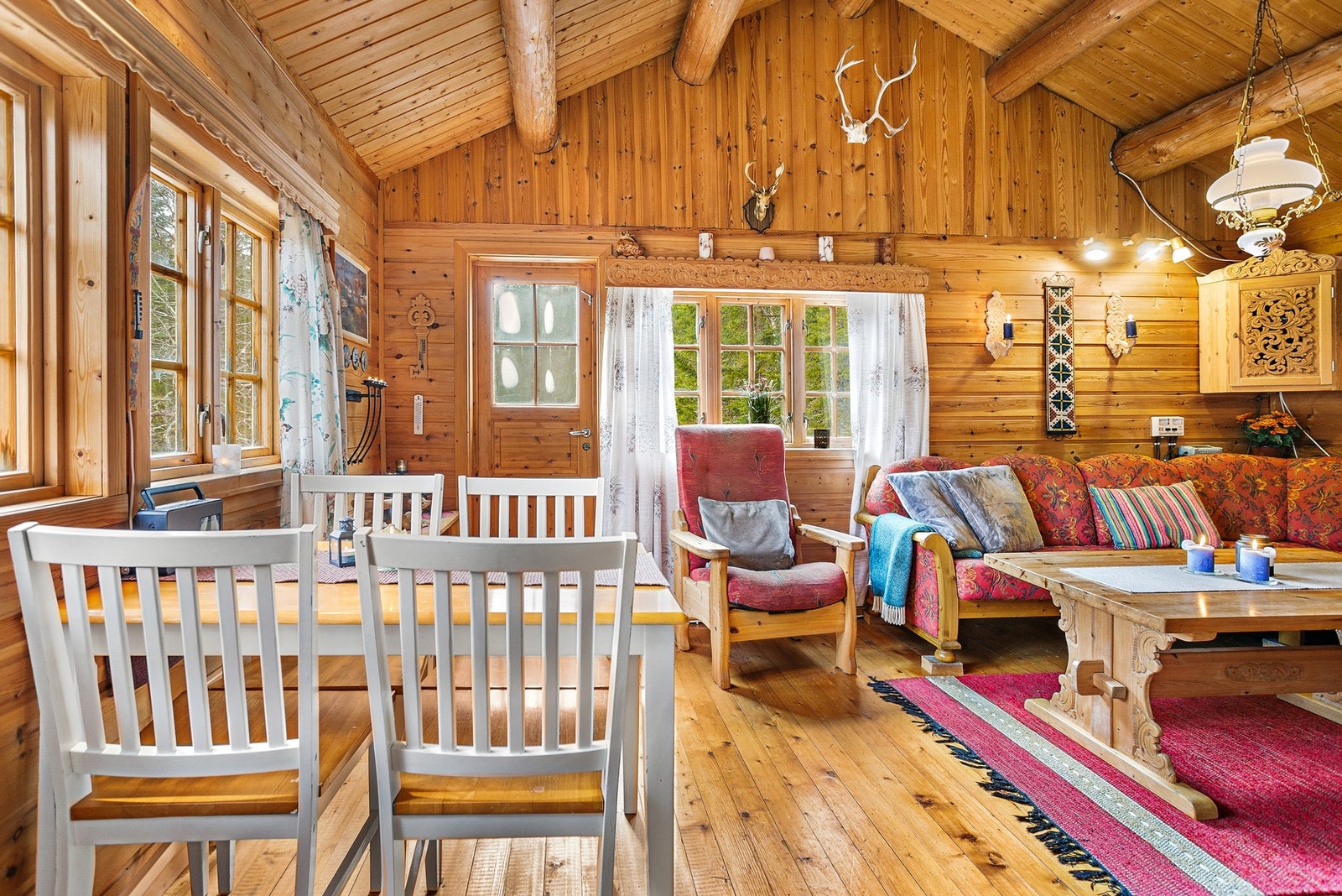 Koselig hytte i tradisjonell hyttestil Galleribilde