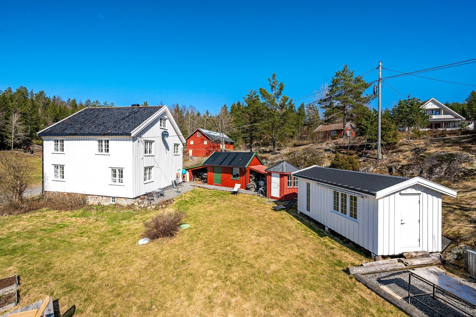 Koselig tun med flere bygninger Galleribilde