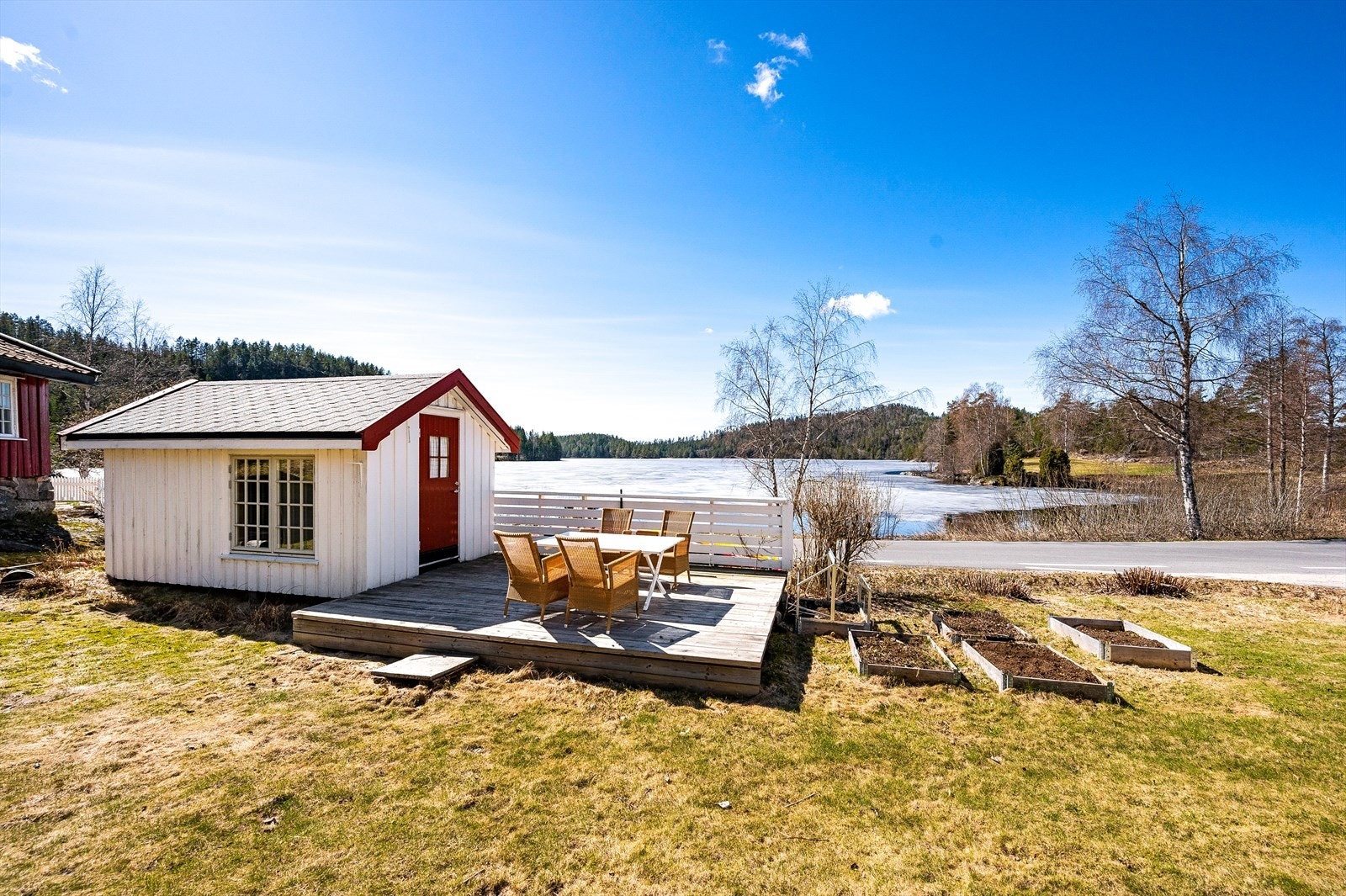 Hytte med terrasseplatting Galleribilde
